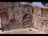 02945 ostia - regio v - insula v - terme dell'invidioso (v,v,2) - raum d - frigidarium - nordwestecke - 06-2024.jpg